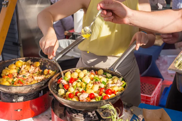 Cheff cocina pulpo tradicional mediterráneo en el puesto de la calle . — Foto de Stock