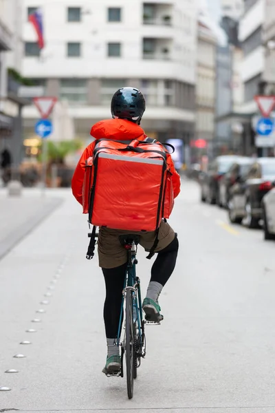Futár a kerékpáron Élelmiszer szállítása a városban. — Stock Fotó