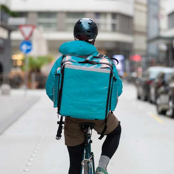 Mensajero en bicicleta entregando comida en la ciudad. —  Fotos de Stock