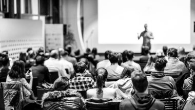 İş konuşmacısı iş konferansında konuşma yapacak..