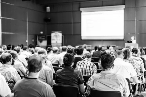 Kvinnan ger presentation i föreläsningssalen vid universitetet. — Stockfoto