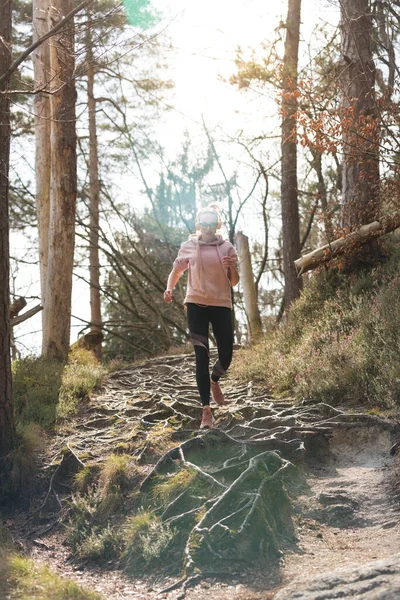 Aktywna sportowa kobieta biegająca w jesiennym lesie jesiennym. Żeński trening biegowy na świeżym powietrzu. Zdrowy styl życia młodej białej kobiety jogging na zewnątrz. — Zdjęcie stockowe