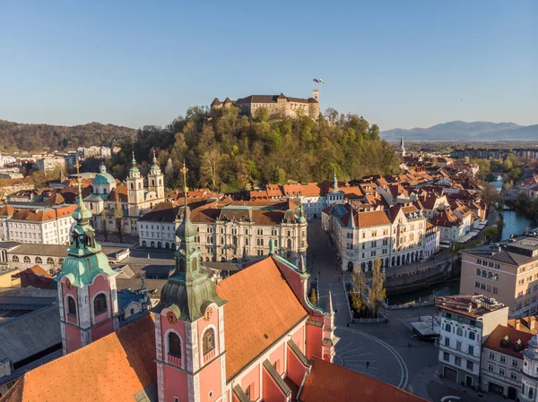 Vista panorámica del dron aéreo de Liubliana, capital de Eslovenia bajo el cálido sol de la tarde —  Fotos de Stock