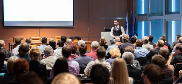 Üzleti előadó előadást tart az üzleti konferencia rendezvényén. — Stock Fotó