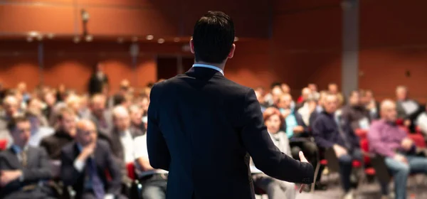 Orador público dando palestra no evento de negócios. — Fotografia de Stock