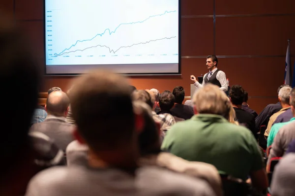 Palestrante de negócios dando uma palestra no evento da conferência de negócios. — Fotografia de Stock
