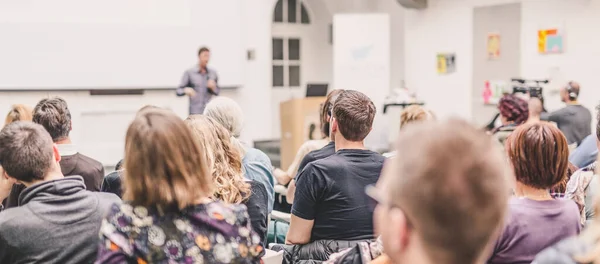 Homem dando apresentação na sala de aula na universidade. — Fotografia de Stock