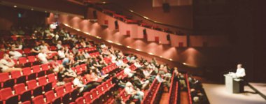 İş konuşmacısı konferans salonunda bir konuşma yapıyor..