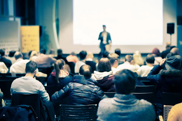 Obchodní mluvčí přednáší na obchodní konferenci. — Stock fotografie