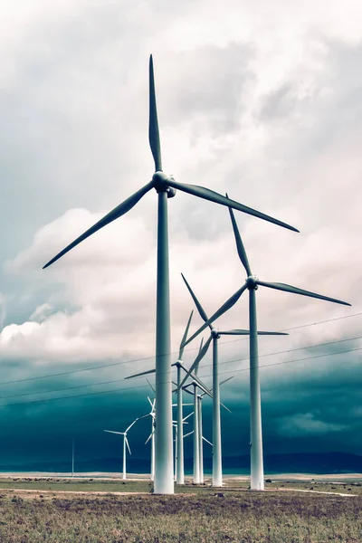 Turbinas eólicas que generan electricidad en un clima tormentoso —  Fotos de Stock