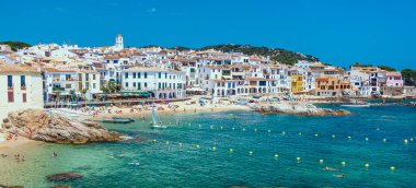 Calella de Palafrugell, geleneksel beyaz boyalı balıkçı köyü ve Kosta Brava, Katalonya, İspanya 'da popüler bir seyahat ve tatil beldesi.