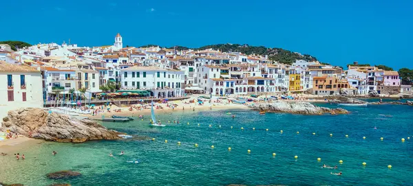 Calella de Palafrugell, geleneksel beyaz boyalı balıkçı köyü ve Kosta Brava, Katalonya, İspanya 'da popüler bir seyahat ve tatil beldesi.