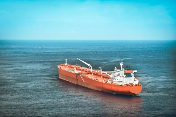 Navio petroleiro ou de carga vermelho no mar — Fotografia de Stock