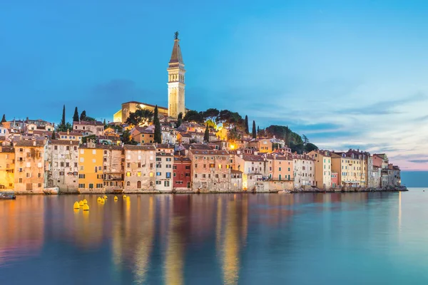 Ровинь - город в Хорватии, расположенный на севере Адриатического моря, расположенный на западном побережье полуострова Истрия, является популярным туристическим курортом и активным рыбацким портом — стоковое фото