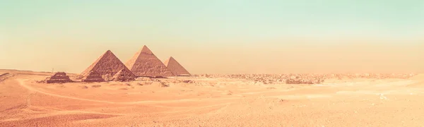 Grandes pirámides en el valle de Giza, El Cairo, Egipto — Foto de Stock