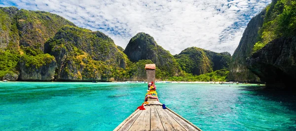 Barco de madeira tradicional em uma baía tropical perfeita imagem em Koh Phi Phi Island, Tailândia, Ásia — Fotografia de Stock