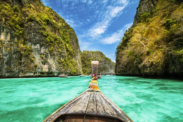 Barco de madeira tradicional em uma baía tropical perfeita imagem em Koh Phi Phi Island, Tailândia, Ásia — Fotografia de Stock