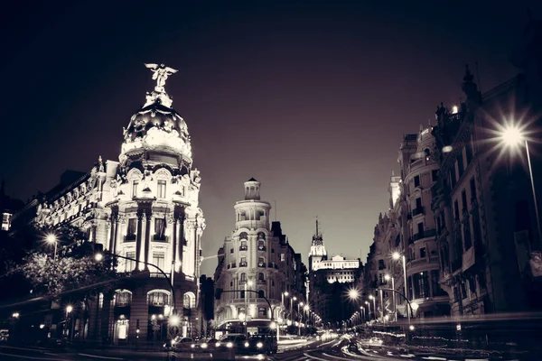 A Nagyi utcai közlekedési lámpák sugarai, a Madridi bevásárlóutca éjjel. Spanyolország, Európa — Stock Fotó