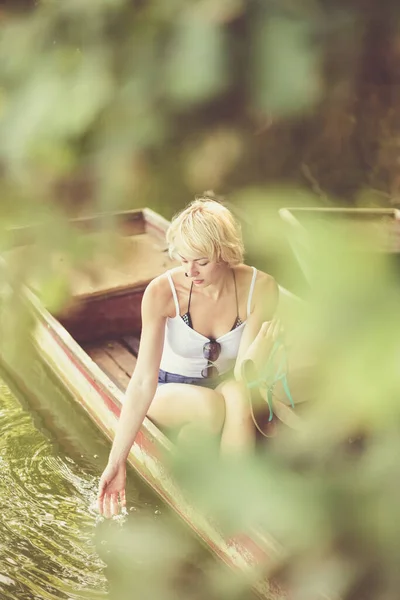 Mujer relajante en el barco de madera vintage. —  Fotos de Stock