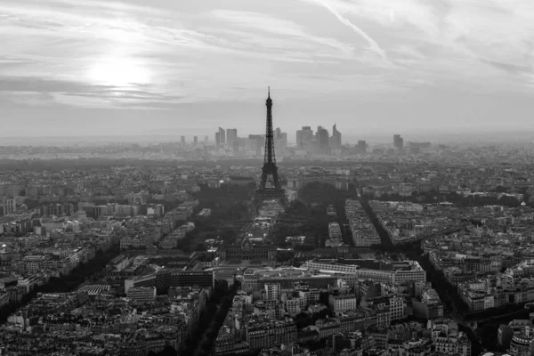 Günbatımında Paris 'in Eyfel kulesi ve La Defence' ın büyük iş bölgesinin havadan görüntüsü — Stok fotoğraf