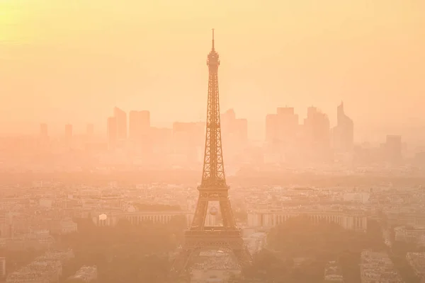 Vista aérea de París con la torre Eiffel y el principal distrito financiero de La Defence al atardecer — Foto de Stock