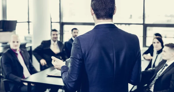 Líder de equipe de sucesso e proprietário de negócios liderando a reunião de negócios interna informal. Empresário trabalhando em laptop em primeiro plano. Conceito de negócio e empreendedorismo — Fotografia de Stock