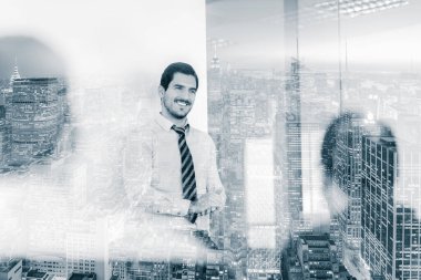 Takım lideri kurumsal iş toplantısında sunum yapacak..