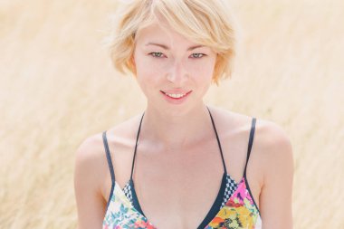 Doğanın tadını çıkaran bir kadın. Genç bayan yaz otlağında temiz havanın tadını çıkarıyor.