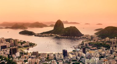 Rio de Janeiro, Brezilya. Suggar Loaf ve Botafogo plajı gün batımında Corcovado 'dan izleniyor.