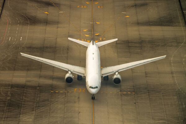 Большой коммерческий самолет приземляется на взлетно-посадочной полосе аэропорта