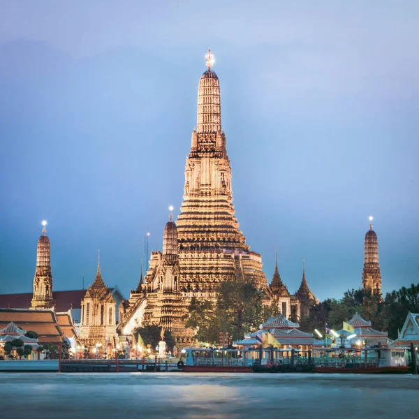 Wat Arun, Świątynia Świtu, o zmierzchu, widok na rzekę Chao Phraya. Bangkok, Tajlandia — Zdjęcie stockowe