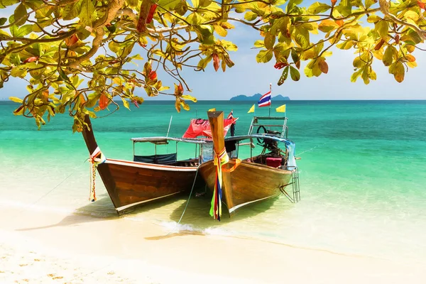 泰国普吉岛附近图片上完美的热带海滩上的传统木制长尾小船 — 图库照片