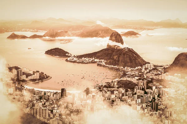 Rio de Janeiro, Brazil. Suggar Loaf and Botafogo beach viewed from Corcovado at sunset — Stock Photo, Image