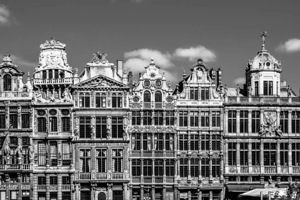 Edifícios ornamentados de Grand Place, Bruxelas, Bélgica em preto e branco — Fotografia de Stock