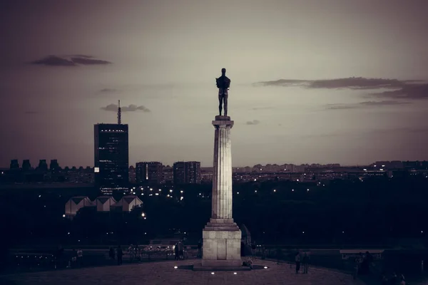 La statua della Vittoria è un monumento nella fortezza di Kalemegdan a Belgrado, Serbia — Foto Stock