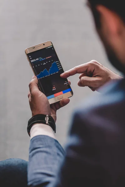 Nahaufnahme von Geschäftsmann mit Handy. — Stockfoto