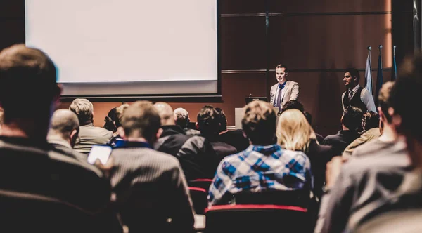 Επιχειρηματικός ομιλητής δίνει μια ομιλία σε συνάντηση επιχειρηματικό συνέδριο εκδήλωση. — Φωτογραφία Αρχείου
