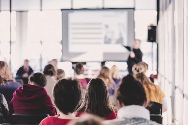 Publikum im Hörsaal. — Stockfoto