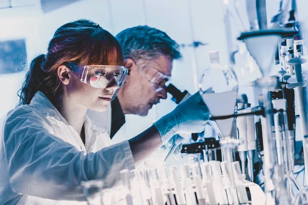 Pesquisadores de saúde que trabalham em laboratório científico. — Fotografia de Stock