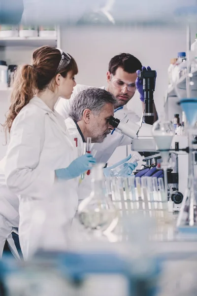 Health care researchers working in scientific laboratory. — Stock Photo, Image