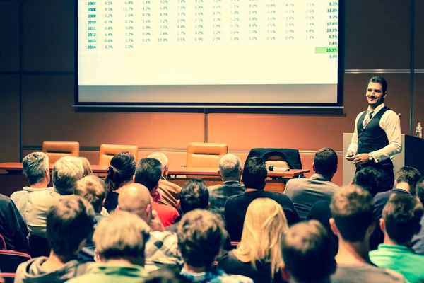 Wirtschaftssprecher hält einen Vortrag auf einer Konferenz. — Stockfoto