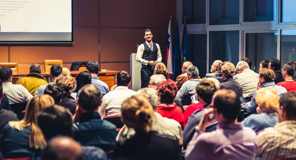 Ponente de negocios dando una charla en el evento de la conferencia de negocios. — Foto de Stock