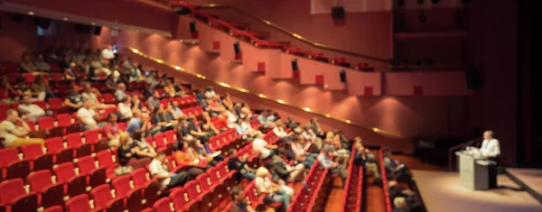 Business speaker geeft een lezing in de conferentiezaal. — Stockfoto