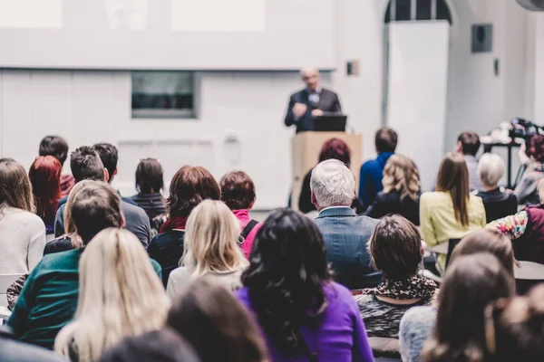 Homem dando apresentação na sala de aula na universidade. — Fotografia de Stock