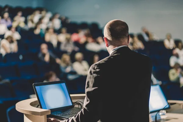 Julkinen puhuja puhuu Business Event. — kuvapankkivalokuva