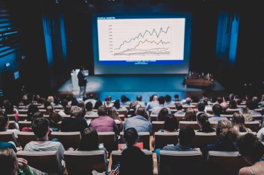 Sağlık konferansı sunumu yapan konuşmacı.