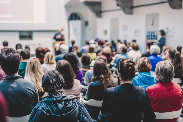 Hombre dando presentación en sala de conferencias en la universidad. — Foto de Stock