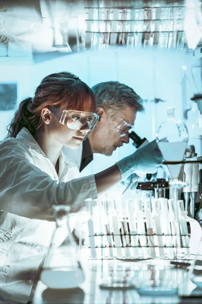 Onderzoekers in de gezondheidszorg die in een wetenschappelijk laboratorium werken. — Stockfoto