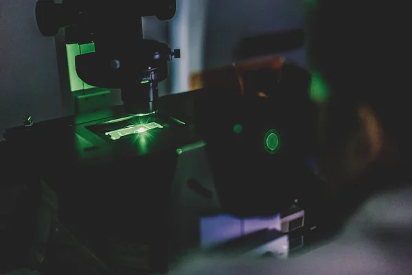 Yaşam bilimi araştırmacısı genetik bilim laboratuvarında mikroskop yapıyor.. — Stok fotoğraf
