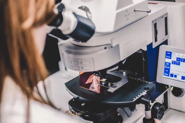 Microscópio profissional de cuidados com a hélice no microscópio fluorescente hi-tec. — Fotografia de Stock